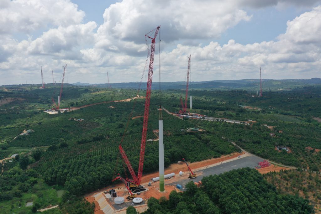 Cho thuê cẩu bánh xích 1250 tấn chuyên dụng thi công lắp đặt điện gió.