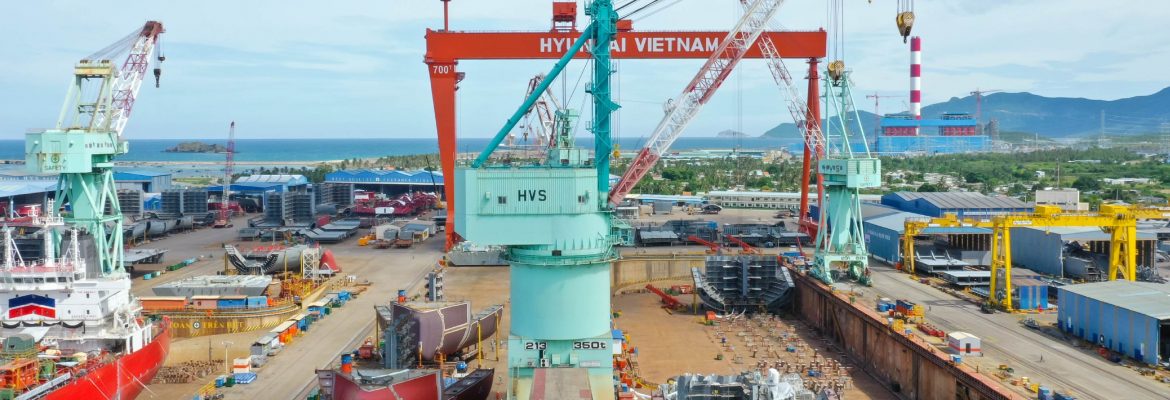 Di dời cẩu bằng SPMT tại Hyundai Vietnam Shipbuilding