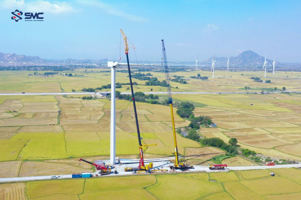 Hai cẩu bánh lốp phối hợp nâng hạ cánh quạt điện gió