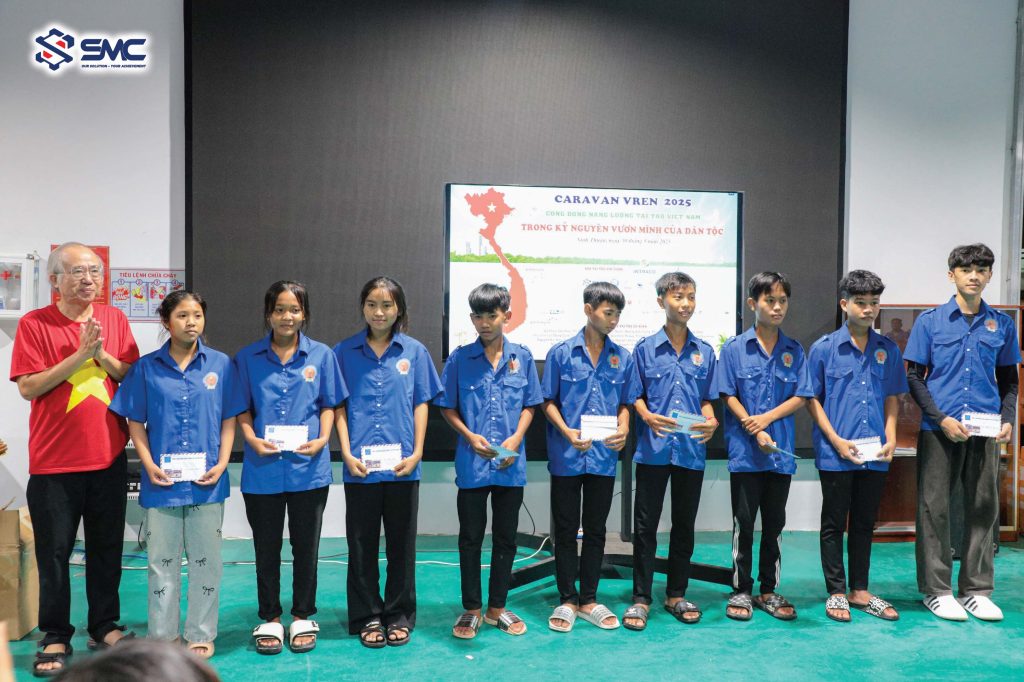 Trao học bổng cho sinh viên vượt khó của Trường Cao đẳng nghề Ninh Thuận.