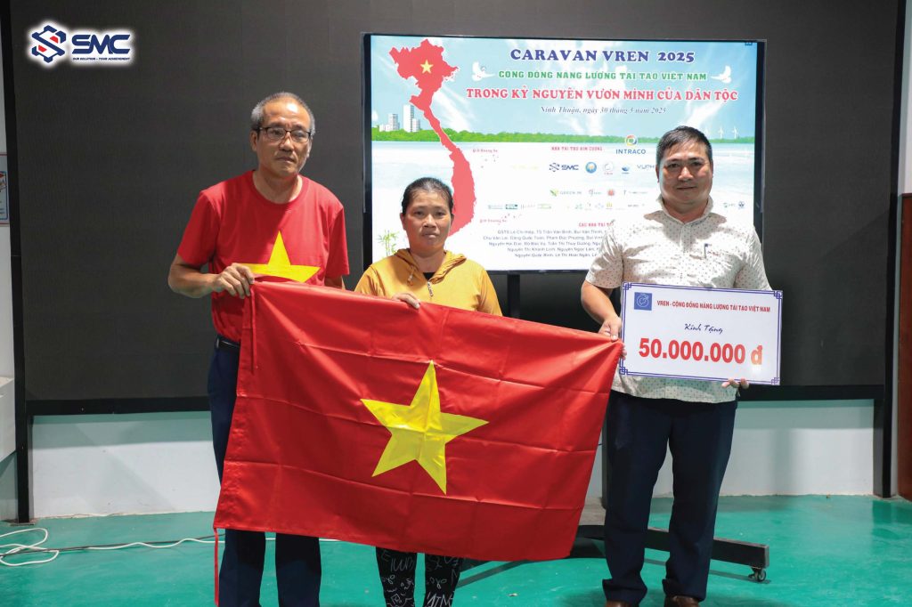 Trao quà cho đại diện ngư dân địa phương.
