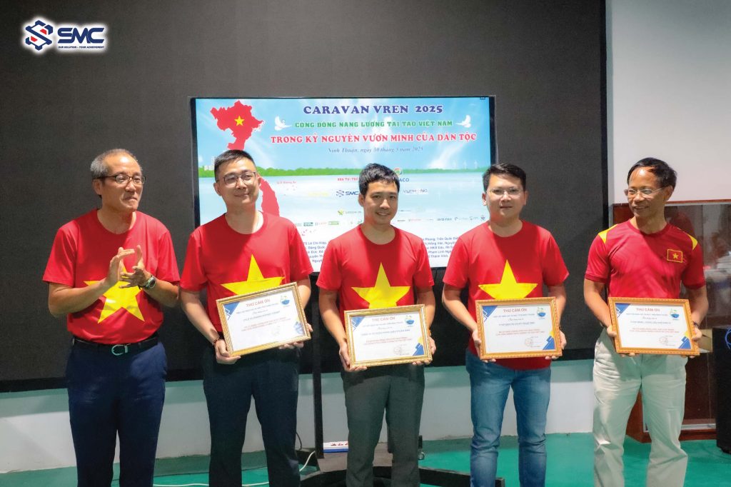 Ban Tổ chức trao thư cảm ơn đến đại diện SMC.