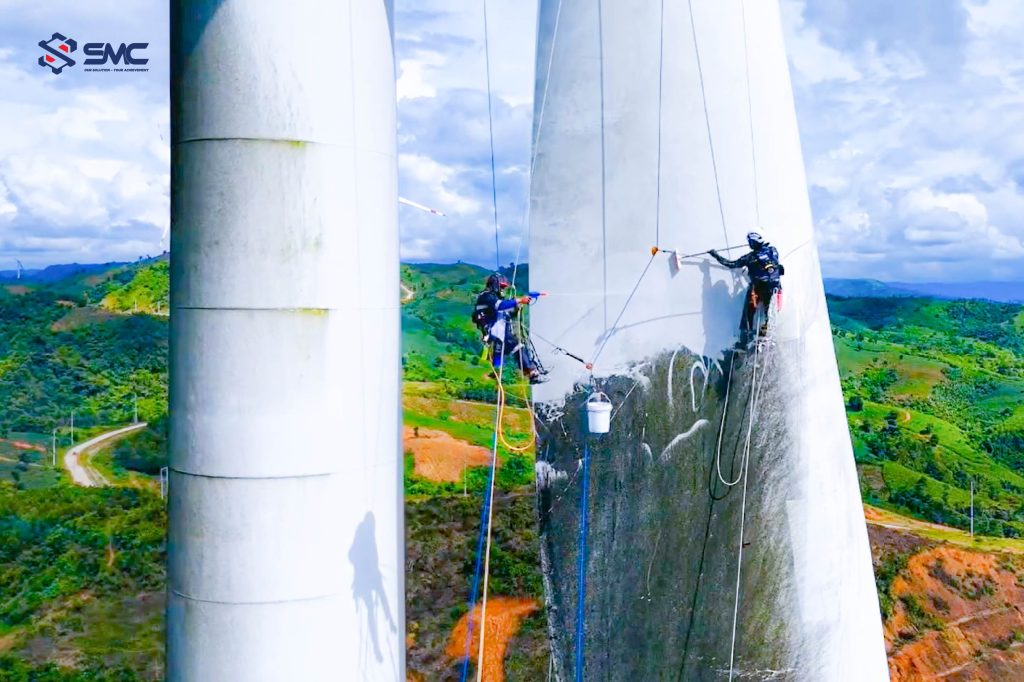SMC thực hiện vệ sinh cánh tuabin gió bằng phương pháp leo dây tiếp cận – Rope Access.