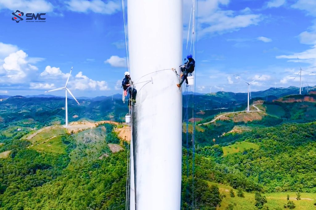 3.Phương pháp leo dây tiếp cận (rope access) – Giải pháp hiệu quả cho công tác bảo trì điện gió