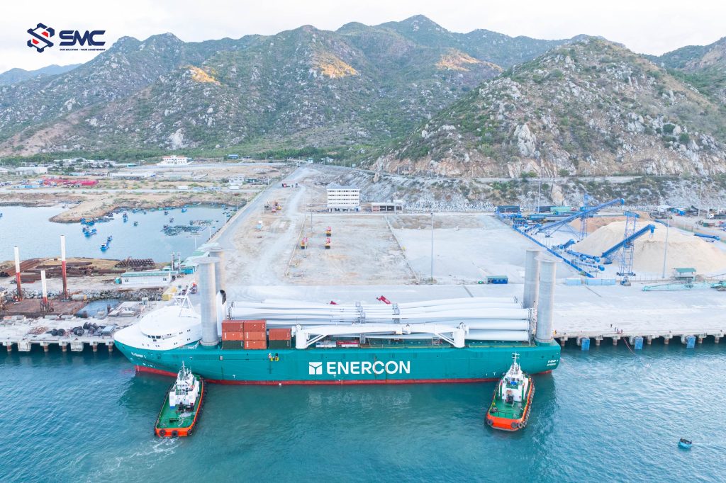 Ngay từ những ngày đầu năm, Cảng Quốc tế Trung Nam Cà Ná đã sôi động với các chuyến tàu chở cánh tuabin gió liên tiếp cập bến