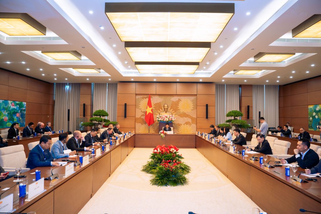 Các bên cùng thảo luận giải pháp thúc đẩy ngành điện gió ngoài khơi phát triển bền vững.