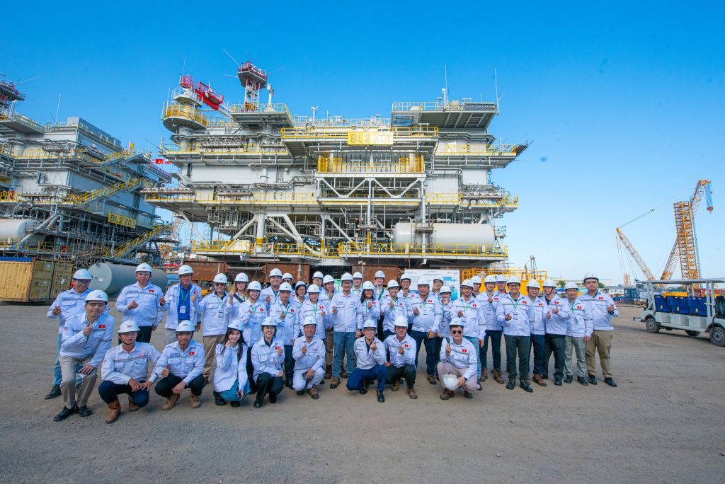Tiếp nối các hoạt động của Hội nghị Thượng đỉnh, chuyến tham quan thực địa do PTSC tổ chức ngày 12/6 đã mang đến những trải nghiệm thực tế về ngành công nghiệp điện gió ngoài khơi.