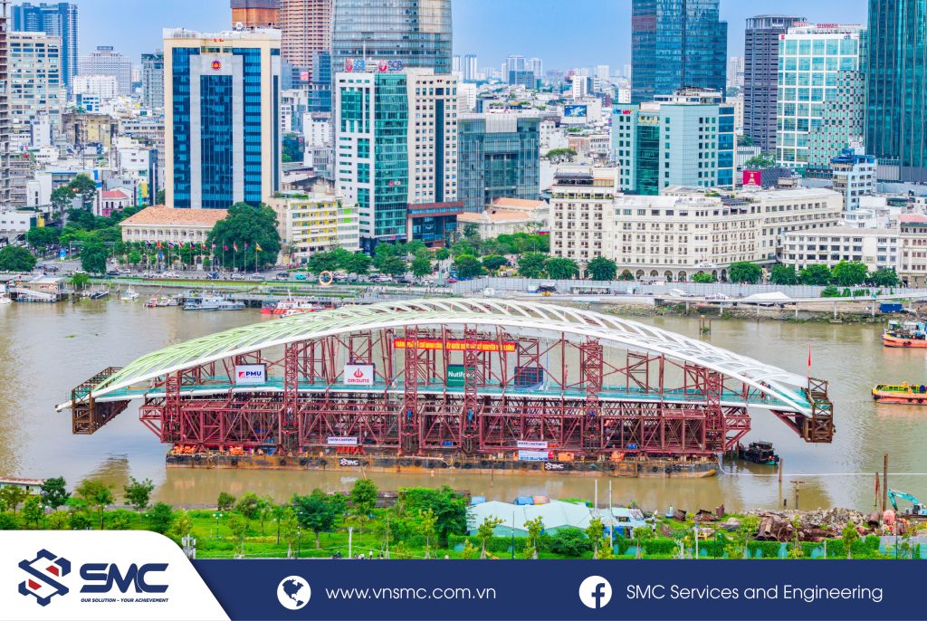 Tổ hợp vòm thép khổng lồ được vận chuyển đến vị trí tập kết, sẵn sàng cho công đoạn lắp đặt và hợp long.